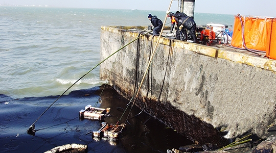 Application examples-oil containment booms