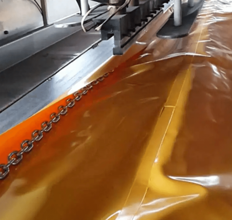 According to the material, they can be divided into PVC and rubber. According to the filling material, they can be divided into inflatable and closed-cell foam-filled types; The height and length of the boom can be customised according to the specific use scenario.